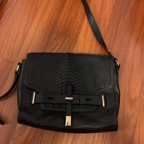 Vince Camuto | Bags | Vince Camuto Crossbody Purse Bag Faux Snake Black ...